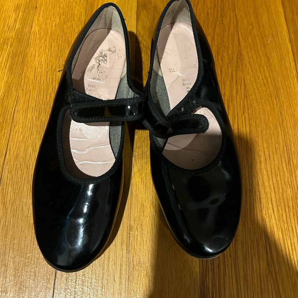 Girls black tap shoes